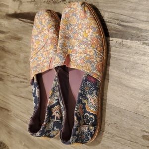 Toms womens shoes size 8.5